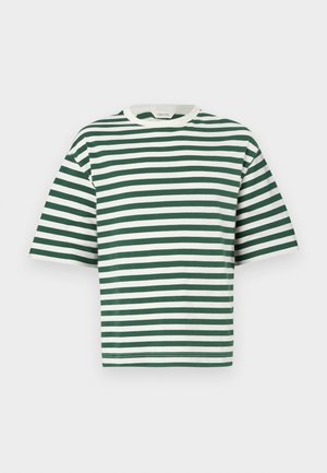 Groene en witte horizontaal gestreepte t-shirt met korte mouwen en een ronde witte halslijn, weergegeven tegen een effen achtergrond.