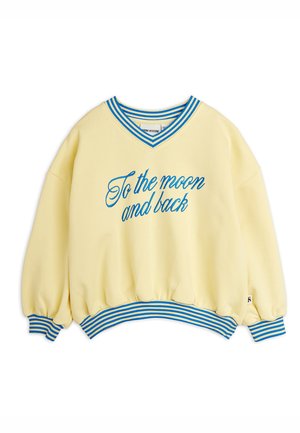 Sweat-shirt jaune avec col, poignets et ourlet à rayures bleues et blanches, portant un texte en écriture bleue "To the moon and back" sur le devant.