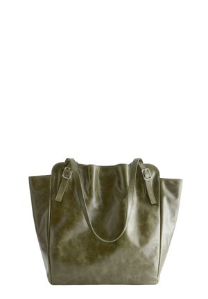 Olijfgroene leren totebag met twee verstelbare schouderbanden en een licht gerimpelde textuur op een witte achtergrond.