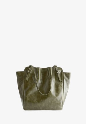 Olivengrøn lædertaske med to justerbare skulderstropper og en let rynket tekstur på en hvid baggrund.