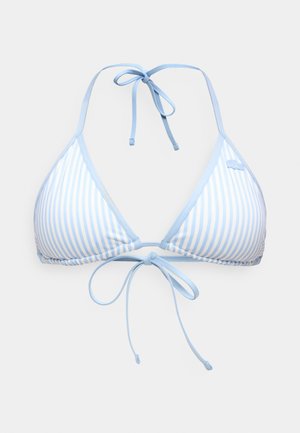 Top de bikini triangular con rayas verticales en azul claro y blanco, con cuello halter y cierres de lazo en la espalda sobre un fondo liso.