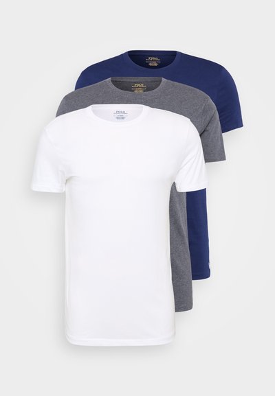 Tre crew-neck t-skjorter i hvit, grå og marineblå. Laget av bomullsblanding med korte ermer og en ren, glatt tekstur.