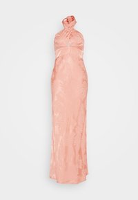 Robe à col halter en tissu doux pêche avec un motif de feuilles subtil, coupe ajustée et longueur au sol. La texture lisse accentue l'élégance.