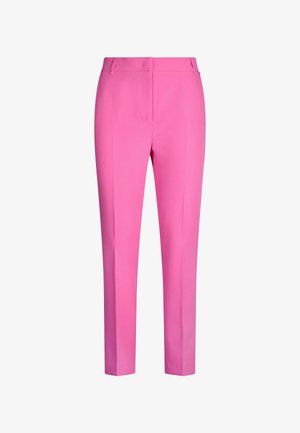 Pantaloni su misura di un vivace rosa fucsia con vestibilità slim, caratterizzati da una texture liscia, passanti per cintura e tasche frontali. Nessun motivo o accessorio visibile.