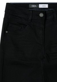 Jeans in denim nero con una texture liscia, caratterizzati da una tasca frontale, bottone in metallo argento e etichetta del brand in vita.