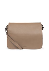 Borsa a tracolla in pelle tan con chiusura a patta, tracolla regolabile, texture liscia e design minimalista. Nome del marchio stampato sul fronte.