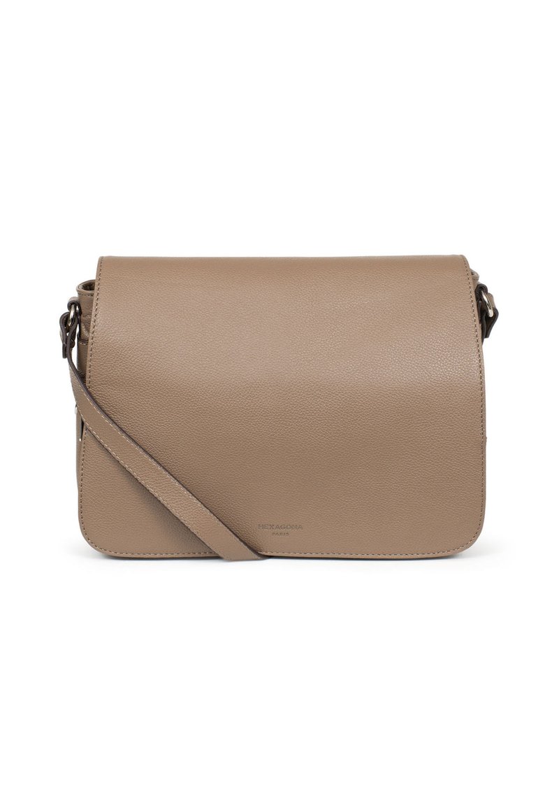 Borsa a tracolla in pelle tan con chiusura a patta, tracolla regolabile, texture liscia e design minimalista. Nome del marchio stampato sul fronte.