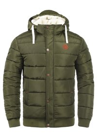 Olivgrüne Steppjacke mit Kapuze, ausgestattet mit einem cremefarbenen Fleecefutter, braunen Druckknöpfen und elastischen Bündchen sowie Saum für eine optimale Passform.