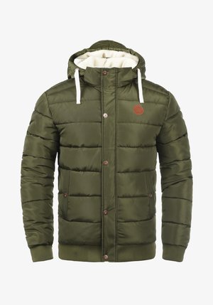 Olivzaļš pūkains mētelis ar kapuci, kas ir oderēts ar krēmkrāsas vilnas oderi, brūnām aizsprādzēm un elastīgām aprocēm un jostas vietu piemērotam piegulējumam.