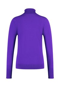 Pull à col roulé violet en tissu tricoté doux avec des manches longues et des bords côtelés, présentant un design ajusté et une texture lisse.