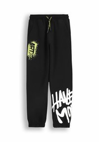 Czarne dresy z elastycznymi mankietami i regulowanym sznurkiem. Posiadają wyraźny biały napis "HAVE MORE" oraz zielony nadruk w stylu graffiti.