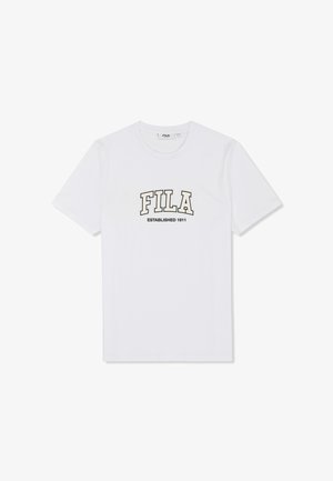 Camiseta blanca de manga corta con cuello redondo, con el logo "FILA" y "ESTABLISHED 1911" impreso en el centro del frente.