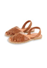Sandales tressées marron avec une tige en cuir texturé, bout ouvert et deux brides arrière. Dotées d'une semelle en caoutchouc beige pour une bonne adhérence et durabilité.