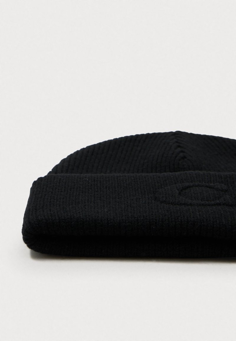 Strickmütze in Schwarz mit einem strukturierten Muster und einem umgeschlagenen Saum. Mit einem geprägten Logo auf der Vorderseite. Weiches, warmes Material.