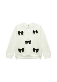 Sudadera blanca hecha de una tela suave, con varios lazos de cinta negra cosidos en la parte delantera, cuello redondo y puños acanalados.
