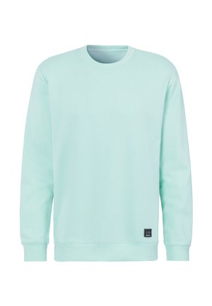 Hellblauer Pullover mit Rundhalsausschnitt und langen Ärmeln, Rippbündchen an Ärmeln und Saum, mit einem kleinen schwarzen rechteckigen Logoaufnäher nahe dem unteren Saum.