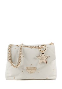 Quiltowana biała torebka wykonana z syntetycznej skóry, z łańcuszkiem w kolorze złotym, zawieszką w kształcie gwiazdy oraz ćwiekowymi detalami na powierzchni.