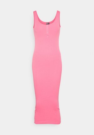 Rosa geripptes Maxikleid mit Rundhalsausschnitt, figurbetonter Silhouette und Knopfleiste am Brustbereich. Glatte Textur und elastischer Stoff.