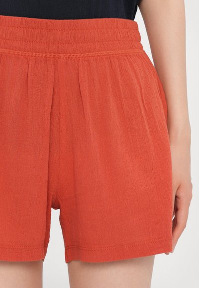 Røde, lette shorts med elastisk talje. Teksturert stoff, løs passform og avsluttet kant. Egnet for uformell bruk.