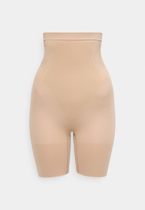 Nude shapewear shorts met hoge taille, een gladde textuur en een lengte tot halverwege de dij, ontworpen voor het contouren van het lichaam.