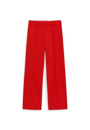 Raudonos, tiesios kojų, aukšto liemens kelnės su diržo kilpomis, priekinėmis kišenėmis ir lygintais klostėmis, parodytos išdėstytos ant balto fono.