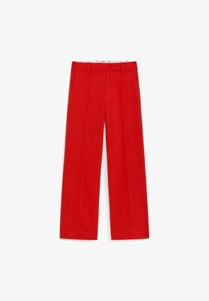 Raudonos, tiesios kojų, aukšto liemens kelnės su diržo kilpomis, priekinėmis kišenėmis ir lygintais klostėmis, parodytos išdėstytos ant balto fono.