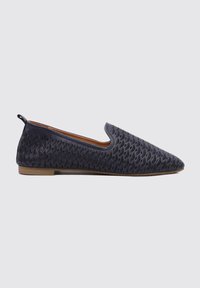 Zapato de charol azul marino con un upper de patrón texturizado, puntera puntiaguda y suela plana. Cuenta con un pequeño lazo trasero para facilitar su puesta.