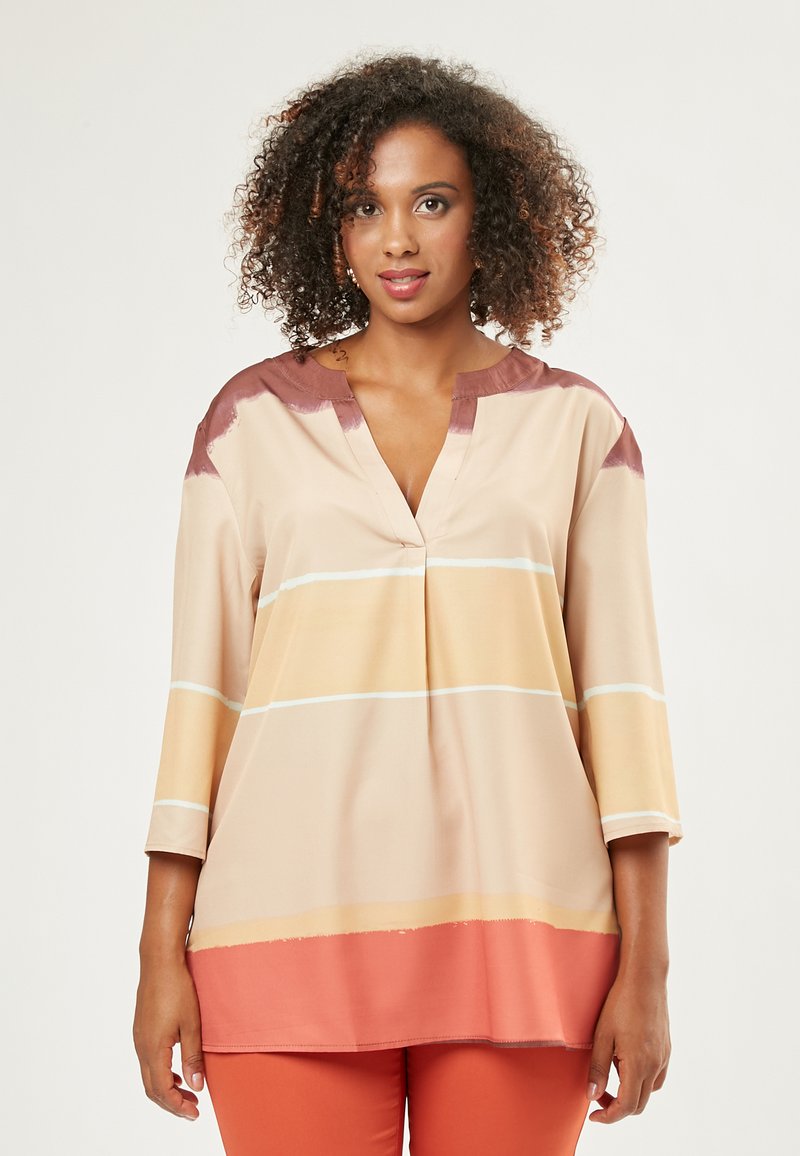 Blusa ligera de manga larga con escote en V, con rayas horizontales en beige, naranja y blanco. Tejido suave con un corte relajado.