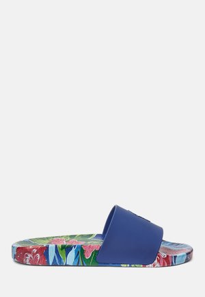 Blaue Slides-Sandale mit einem breiten Riemen und einem mehrfarbigen Blumenmuster auf der Sohle und den Seiten.