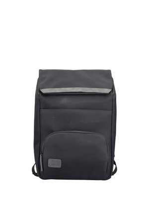 Schwarzer rechteckiger Rucksack mit einer vorderen Reißverschlusstasche, Klappdeckel und einem kleinen rechteckigen Aufnäher in der unteren linken Ecke.