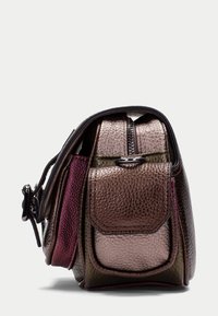 Borsa compatta realizzata in pelle testurizzata nei colori bronzo, verde e bordeaux. Include una chiusura con zip e una tasca frontale con pattina e accent metallici.