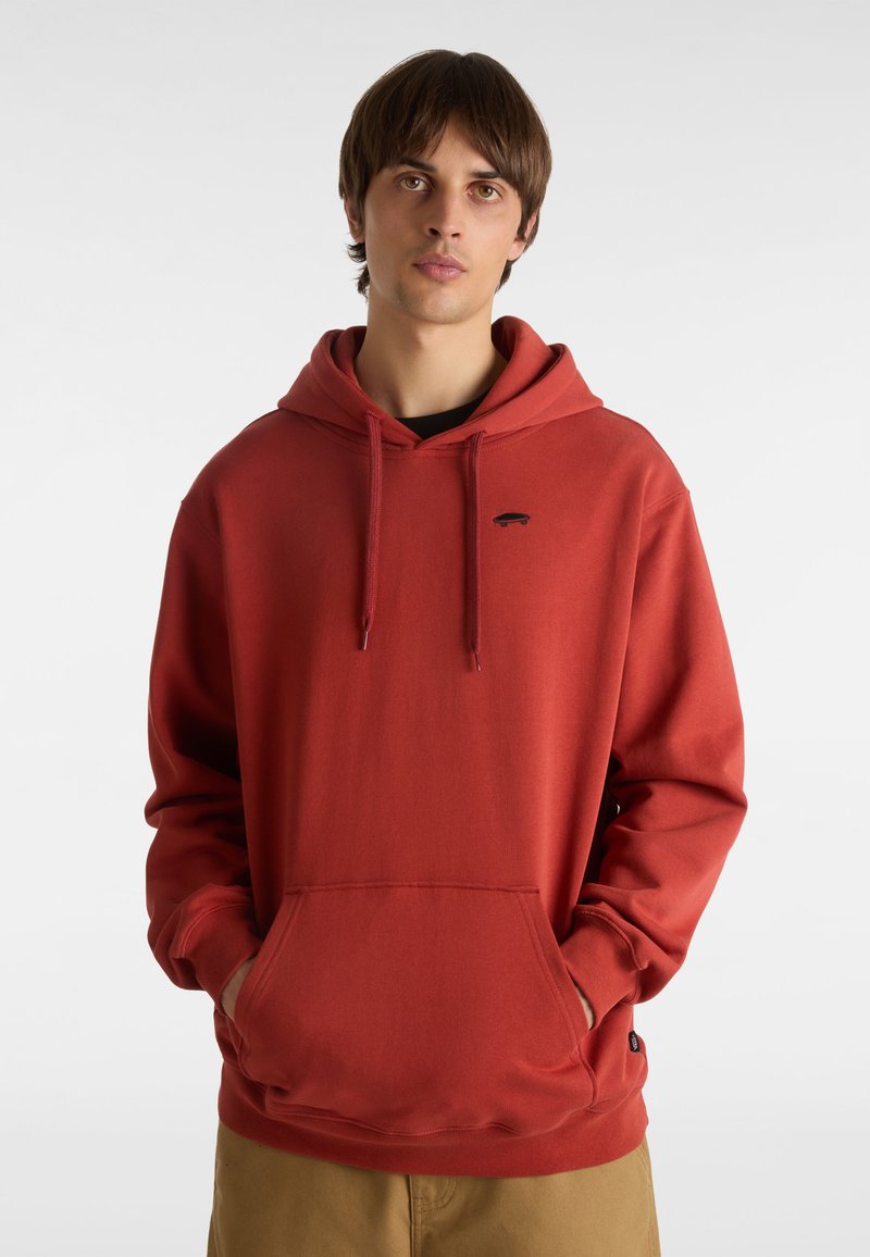 Rote Baumwollkapuzenjacke mit Kängurutasche, Zugbandkapuze und einem kleinen schwarzen Logo auf der Brust; mit gerippten Bündchen und Saum.