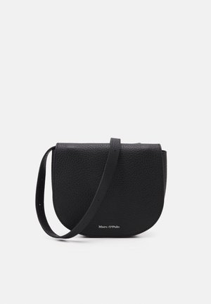 Czarna teksturowana skórzana torba na ramię z klapą i regulowanym paskiem, małe logo "Marc O'Polo" na przednim środku.