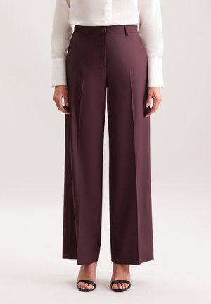 Bordeaux wijde broek met een getailleerde pasvorm, vervaardigd uit een soepele stof. Beschikt over een vlakke voorkant en verticale plooien voor een verlengde silhouet.