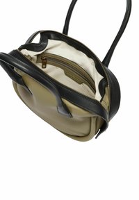 Schwarze und grüne Ledertasche mit einem Reißverschluss, Innenfach und beiger Fütterung. Verfügt über zwei kurze Griffe für einfaches Tragen.