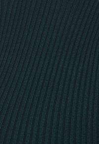 Texturovaná tkanina v odstínu tequila s vertikálním ribbovým vzorem; měkký materiál, hladký povrch a konzistentní lineární detaily po celé ploše.