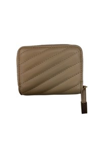 Portafoglio in pelle beige con motivo a rombi diagonali, chiusura con zip e tirazip color oro. Forma rettangolare compatta.