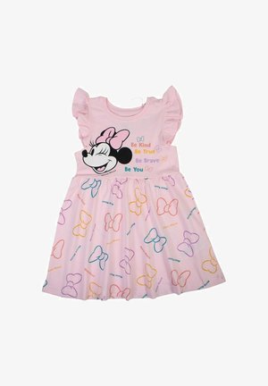 Robe rose avec une manche courte à volants, ornée d'un motif Minnie Mouse et de motifs colorés de papillons sur la jupe.