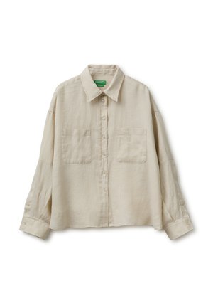 Chemise beige à manches longues, boutonnée, avec deux poches poitrine et un col classique, fabriquée dans un tissu léger.