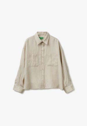 Beżowa koszula na długi rękaw zapinana na guziki, z dwoma kieszeniami na piersi i klasycznym kołnierzem, wykonana z lekkiego materiału.