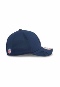 Marineblaues Cap mit gebogenem Schirm, aus weichem Stoff gefertigt. Verfügt über Mesh-Seitenpaneele und ein NFL-Logo an der Seite.