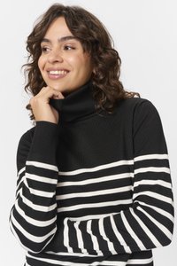 Pulover cu guler înalt, cu dungi negre și albe, textura moale a tricotului, cu manșete cu nervuri, având dungi albe orizontale pe piept și pe mâneci.
