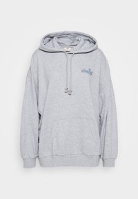 Sudadera gris con un gran bolsillo frontal, capucha con cordón y detalle de logo en azul. Tela suave con hombros caídos y puños acanalados.