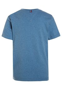 Niebieska koszulka z krótkim rękawem, wykonana z miękkiej bawełny. Posiada dekolt w serek oraz małą trójkolorową metkę z tyłu. Prosty, nieozdobiony design.