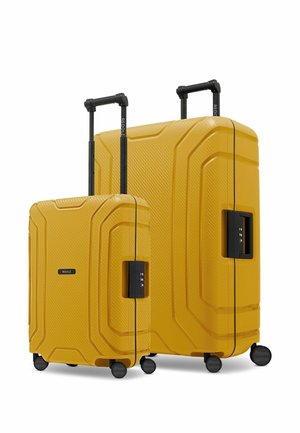 Zwei aufrechte gelbe Hartschalenkoffer mit strukturierten Oberflächen, schwarzen Teleskopgriffen, integrierten Zahlenschlössern und jeweils vier Rollen mit Rundumfunktion.