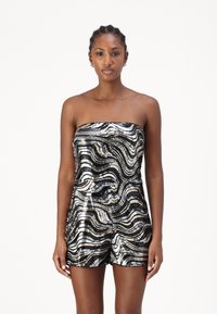 Svart og sølv strapless romper med en bølgete sequin-mønster, med en tettsittende bodice og løse shorts, som skaper et teksturert utseende.