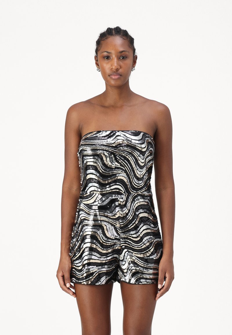Svart og sølv strapless romper med en bølgete sequin-mønster, med en tettsittende bodice og løse shorts, som skaper et teksturert utseende.