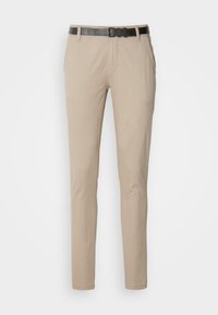 Pantalon beige slim-fit avec poches latérales et ceinture noire à motif texturé, présenté sur fond blanc.
