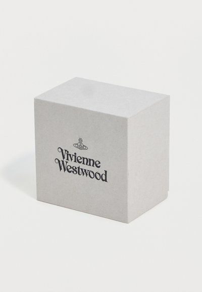 Cutie dreptunghiulară albă cu sigla și emblema Vivienne Westwood tipărite în negru pe partea frontală, pe un fundal simplu.
