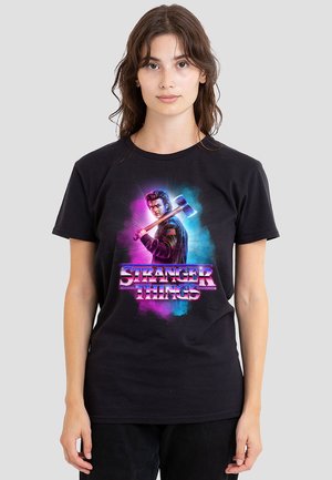 STRANGER THINGS STEVE HARRINGTON BURST - Print T-shirt - black